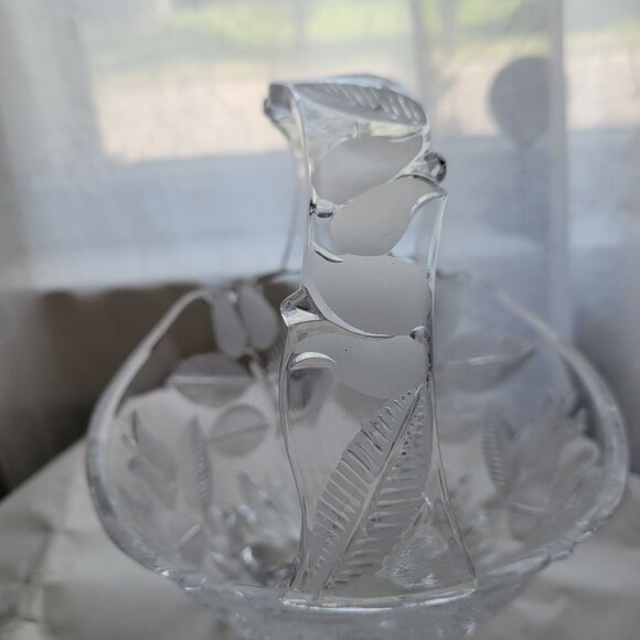 Vintage Fifth Ave Clear Glass Basket With Leaf & Tulip Design - Picture 4 of 5
